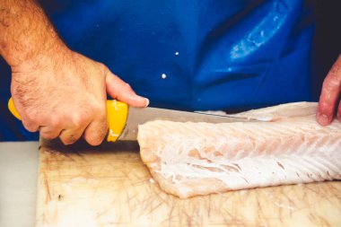 Taze Akdeniz Balığı İspanya 'nın Mlaga kentindeki bir pazar yerinde satılmaya hazır. İspanyol otantik gastronomi kültürü.