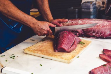 Taze Akdeniz Balığı İspanya 'nın Mlaga kentindeki bir pazar yerinde satılmaya hazır. İspanyol otantik gastronomi kültürü.
