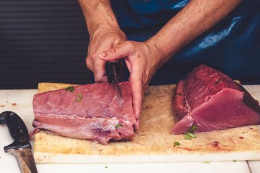 Taze Akdeniz Balığı İspanya 'nın Mlaga kentindeki bir pazar yerinde satılmaya hazır. İspanyol otantik gastronomi kültürü.