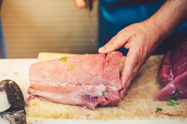 Taze Akdeniz Balığı İspanya 'nın Mlaga kentindeki bir pazar yerinde satılmaya hazır. İspanyol otantik gastronomi kültürü.