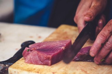 Taze Akdeniz Balığı İspanya 'nın Mlaga kentindeki bir pazar yerinde satılmaya hazır. İspanyol otantik gastronomi kültürü.