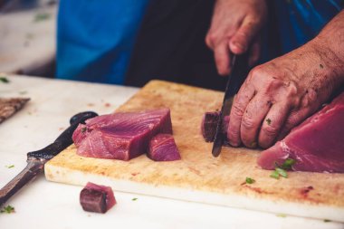 Taze Akdeniz Balığı İspanya 'nın Mlaga kentindeki bir pazar yerinde satılmaya hazır. İspanyol otantik gastronomi kültürü.