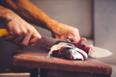 Taze Akdeniz Balığı İspanya 'nın Mlaga kentindeki bir pazar yerinde satılmaya hazır. İspanyol otantik gastronomi kültürü.