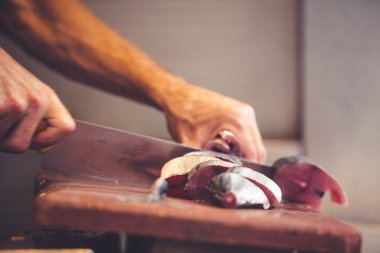 Taze Akdeniz Balığı İspanya 'nın Mlaga kentindeki bir pazar yerinde satılmaya hazır. İspanyol otantik gastronomi kültürü.