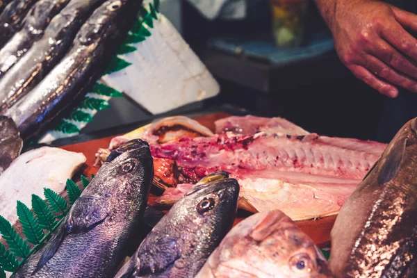 Verse Mediterrane Vis Bereid Worden Verkocht Een Markt Mlaga Spanje — Stockfoto