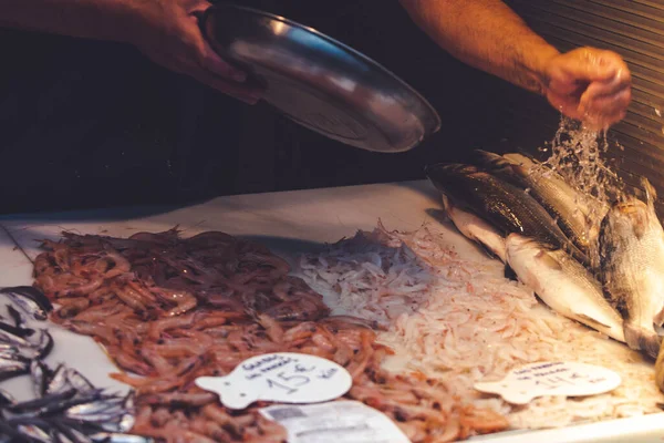 Verse Mediterrane Vis Bereid Worden Verkocht Een Markt Mlaga Spanje — Stockfoto