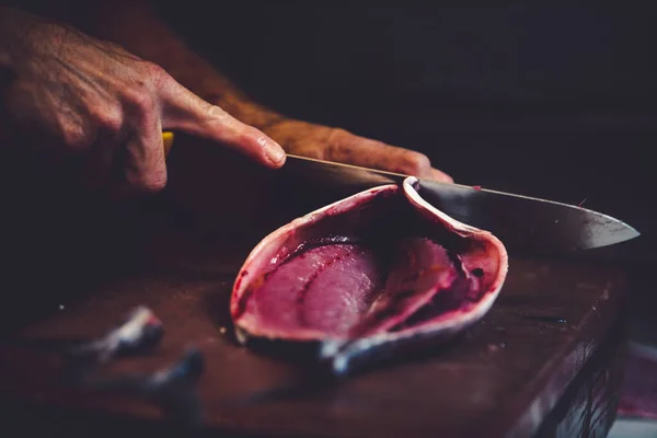 Taze Akdeniz Balığı İspanya 'nın Mlaga kentindeki bir pazar yerinde satılmaya hazır. İspanyol otantik gastronomi kültürü.