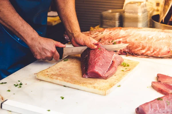 Taze Akdeniz Balığı İspanya 'nın Mlaga kentindeki bir pazar yerinde satılmaya hazır. İspanyol otantik gastronomi kültürü.