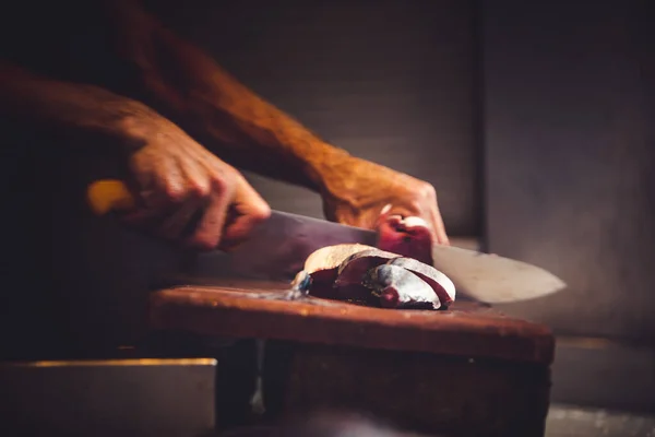 Taze Akdeniz Balığı İspanya 'nın Mlaga kentindeki bir pazar yerinde satılmaya hazır. İspanyol otantik gastronomi kültürü.
