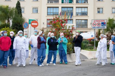 Malaga, İspanya. 11 Nisan 2020. Mlaga 'lı Carlos Haya hastanesinin sağlık personeline polis, sivil ve itfaiye teşkilatından Covid-19 haraçları..