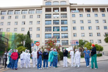 Malaga, İspanya. 11 Nisan 2020. Mlaga 'lı Carlos Haya hastanesinin sağlık personeline polis, sivil ve itfaiye teşkilatından Covid-19 haraçları..