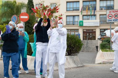 Malaga, İspanya. 11 Nisan 2020. Mlaga 'lı Carlos Haya hastanesinin sağlık personeline polis, sivil ve itfaiye teşkilatından Covid-19 haraçları..