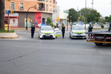 Malaga, İspanya. 11 Nisan 2020. Mlaga 'lı Carlos Haya hastanesinin sağlık personeline polis, sivil ve itfaiye teşkilatından Covid-19 haraçları..