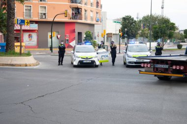 Malaga, İspanya. 11 Nisan 2020. Mlaga 'lı Carlos Haya hastanesinin sağlık personeline polis, sivil ve itfaiye teşkilatından Covid-19 haraçları..
