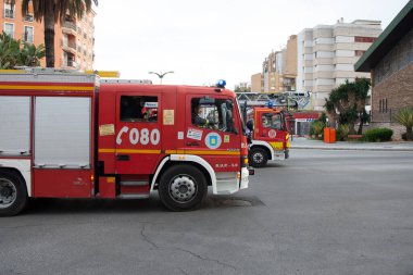 Malaga, İspanya. 11 Nisan 2020. Mlaga 'lı Carlos Haya hastanesinin sağlık personeline polis, sivil ve itfaiye teşkilatından Covid-19 haraçları..