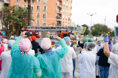 Malaga, İspanya. 11 Nisan 2020. Mlaga 'lı Carlos Haya hastanesinin sağlık personeline polis, sivil ve itfaiye teşkilatından Covid-19 haraçları..