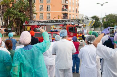Malaga, İspanya. 11 Nisan 2020. Mlaga 'lı Carlos Haya hastanesinin sağlık personeline polis, sivil ve itfaiye teşkilatından Covid-19 haraçları..