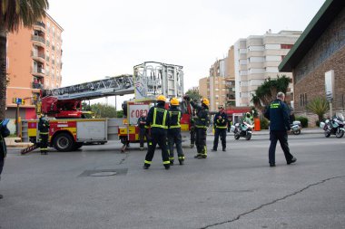Malaga, İspanya. 11 Nisan 2020. Mlaga 'lı Carlos Haya hastanesinin sağlık personeline polis, sivil ve itfaiye teşkilatından Covid-19 haraçları..