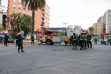 Malaga, İspanya. 11 Nisan 2020. Mlaga 'lı Carlos Haya hastanesinin sağlık personeline polis, sivil ve itfaiye teşkilatından Covid-19 haraçları..