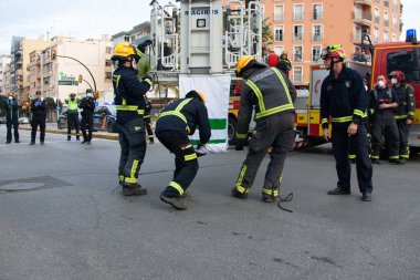 Malaga, İspanya. 11 Nisan 2020. Mlaga 'lı Carlos Haya hastanesinin sağlık personeline polis, sivil ve itfaiye teşkilatından Covid-19 haraçları..