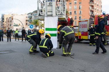Malaga, İspanya. 11 Nisan 2020. Mlaga 'lı Carlos Haya hastanesinin sağlık personeline polis, sivil ve itfaiye teşkilatından Covid-19 haraçları..