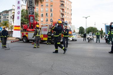 Malaga, İspanya. 11 Nisan 2020. Mlaga 'lı Carlos Haya hastanesinin sağlık personeline polis, sivil ve itfaiye teşkilatından Covid-19 haraçları..