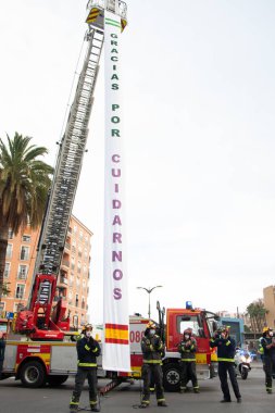 Malaga, İspanya. 11 Nisan 2020. Mlaga 'lı Carlos Haya hastanesinin sağlık personeline polis, sivil ve itfaiye teşkilatından Covid-19 haraçları..