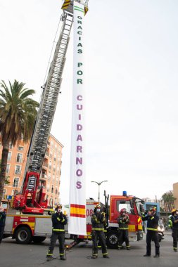 Malaga, İspanya. 11 Nisan 2020. Mlaga 'lı Carlos Haya hastanesinin sağlık personeline polis, sivil ve itfaiye teşkilatından Covid-19 haraçları..