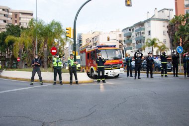 Malaga, İspanya. 11 Nisan 2020. Mlaga 'lı Carlos Haya hastanesinin sağlık personeline polis, sivil ve itfaiye teşkilatından Covid-19 haraçları..