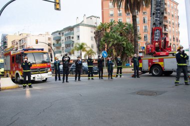 Malaga, İspanya. 11 Nisan 2020. Mlaga 'lı Carlos Haya hastanesinin sağlık personeline polis, sivil ve itfaiye teşkilatından Covid-19 haraçları..