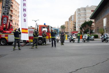 Malaga, İspanya. 11 Nisan 2020. Mlaga 'lı Carlos Haya hastanesinin sağlık personeline polis, sivil ve itfaiye teşkilatından Covid-19 haraçları..