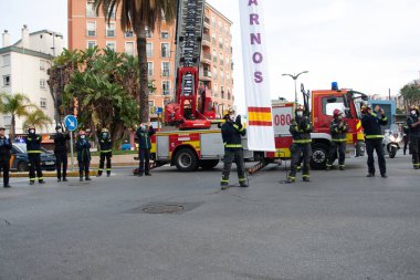 Malaga, İspanya. 11 Nisan 2020. Mlaga 'lı Carlos Haya hastanesinin sağlık personeline polis, sivil ve itfaiye teşkilatından Covid-19 haraçları..