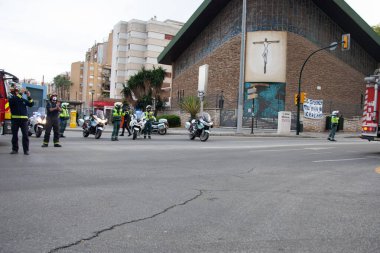 Malaga, İspanya. 11 Nisan 2020. Mlaga 'lı Carlos Haya hastanesinin sağlık personeline polis, sivil ve itfaiye teşkilatından Covid-19 haraçları..