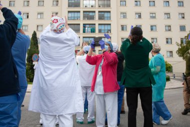 Malaga, İspanya. 11 Nisan 2020. Mlaga 'lı Carlos Haya hastanesinin sağlık personeline polis, sivil ve itfaiye teşkilatından Covid-19 haraçları..