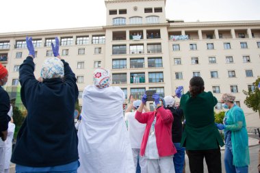 Malaga, İspanya. 11 Nisan 2020. Mlaga 'lı Carlos Haya hastanesinin sağlık personeline polis, sivil ve itfaiye teşkilatından Covid-19 haraçları..