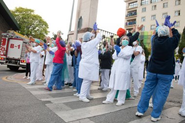 Malaga, İspanya. 11 Nisan 2020. Mlaga 'lı Carlos Haya hastanesinin sağlık personeline polis, sivil ve itfaiye teşkilatından Covid-19 haraçları..