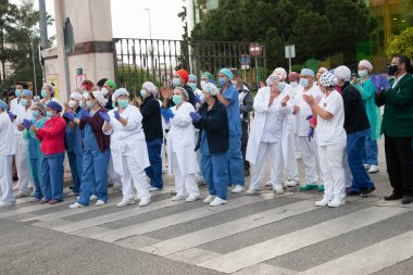 Malaga, İspanya. 11 Nisan 2020. Mlaga 'lı Carlos Haya hastanesinin sağlık personeline polis, sivil ve itfaiye teşkilatından Covid-19 haraçları..