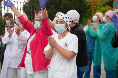 Malaga, İspanya. 11 Nisan 2020. Mlaga 'lı Carlos Haya hastanesinin sağlık personeline polis, sivil ve itfaiye teşkilatından Covid-19 haraçları..