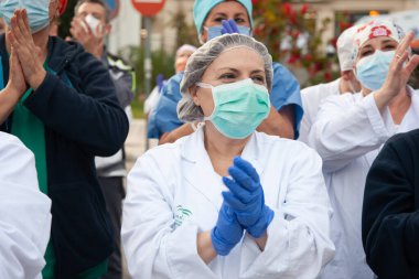 Malaga, İspanya. 11 Nisan 2020. Mlaga 'lı Carlos Haya hastanesinin sağlık personeline polis, sivil ve itfaiye teşkilatından Covid-19 haraçları..