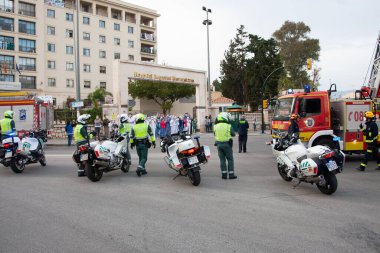 Malaga, İspanya. 11 Nisan 2020. Mlaga 'lı Carlos Haya hastanesinin sağlık personeline polis, sivil ve itfaiye teşkilatından Covid-19 haraçları..