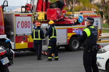 Malaga, İspanya. 11 Nisan 2020. Mlaga 'lı Carlos Haya hastanesinin sağlık personeline polis, sivil ve itfaiye teşkilatından Covid-19 haraçları..