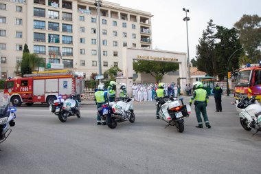 Malaga, İspanya. 11 Nisan 2020. Mlaga 'lı Carlos Haya hastanesinin sağlık personeline polis, sivil ve itfaiye teşkilatından Covid-19 haraçları..
