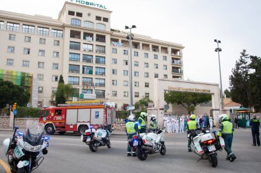 Malaga, İspanya. 11 Nisan 2020. Mlaga 'lı Carlos Haya hastanesinin sağlık personeline polis, sivil ve itfaiye teşkilatından Covid-19 haraçları..