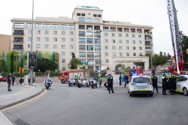 Malaga, İspanya. 11 Nisan 2020. Mlaga 'lı Carlos Haya hastanesinin sağlık personeline polis, sivil ve itfaiye teşkilatından Covid-19 haraçları..