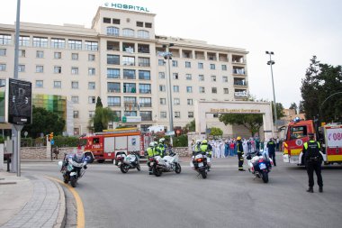 Malaga, İspanya. 11 Nisan 2020. Mlaga 'lı Carlos Haya hastanesinin sağlık personeline polis, sivil ve itfaiye teşkilatından Covid-19 haraçları..