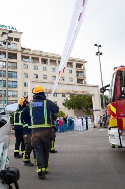 Malaga, İspanya. 11 Nisan 2020. Mlaga 'lı Carlos Haya hastanesinin sağlık personeline polis, sivil ve itfaiye teşkilatından Covid-19 haraçları..