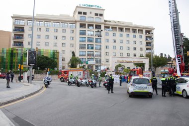 Malaga, İspanya. 11 Nisan 2020. Mlaga 'lı Carlos Haya hastanesinin sağlık personeline polis, sivil ve itfaiye teşkilatından Covid-19 haraçları..