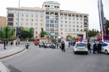 Malaga, İspanya. 11 Nisan 2020. Mlaga 'lı Carlos Haya hastanesinin sağlık personeline polis, sivil ve itfaiye teşkilatından Covid-19 haraçları..