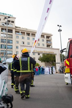 Malaga, İspanya. 11 Nisan 2020. Mlaga 'lı Carlos Haya hastanesinin sağlık personeline polis, sivil ve itfaiye teşkilatından Covid-19 haraçları..