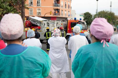 Malaga, İspanya. 11 Nisan 2020. Mlaga 'lı Carlos Haya hastanesinin sağlık personeline polis, sivil ve itfaiye teşkilatından Covid-19 haraçları..